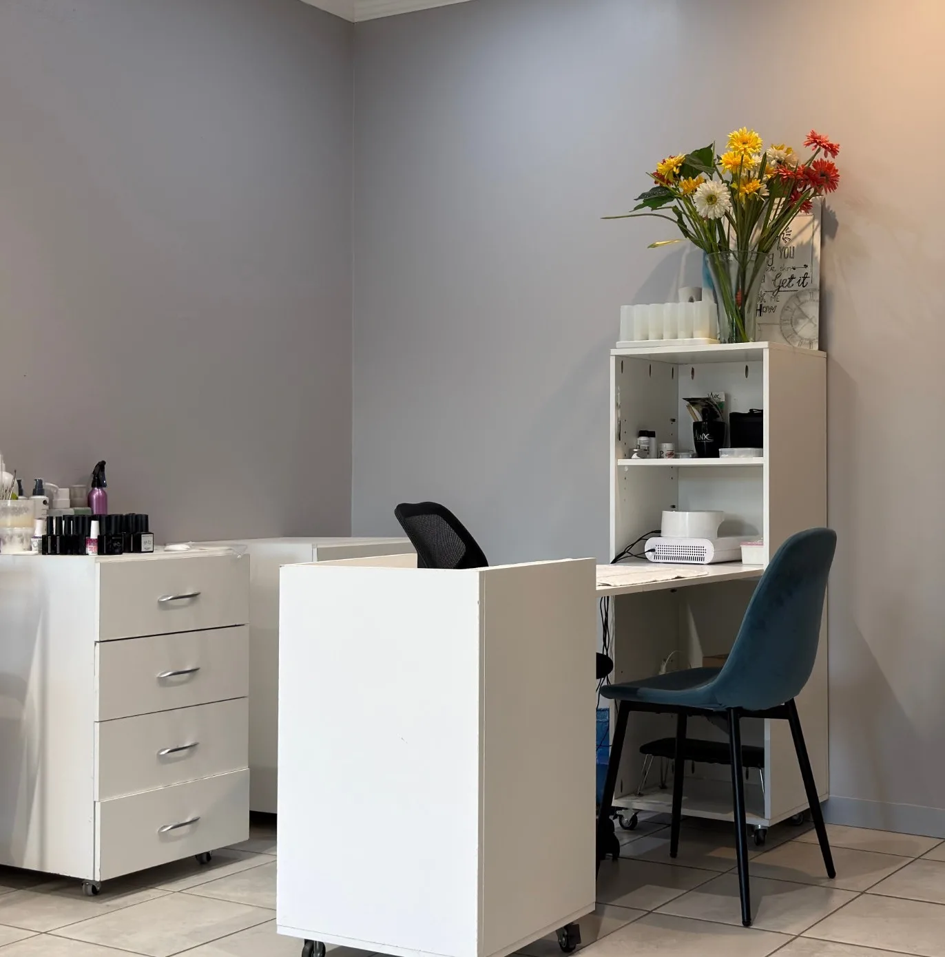 The Eloah nail station with a manicure desk, drawers and fresh flowers